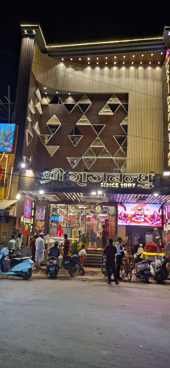 बरसात में भी बनारसी स्वाद का ठिकाना श्री राजबंधु
